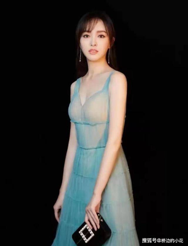 浅绿色 唐嫣身材真好，“放开穿”秀出丰满的曲线，一袭薄纱裙也太迷人了