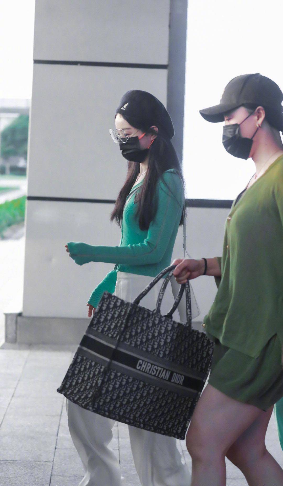 赵丽颖 赵丽颖造型罕见翻车,机场路透绿色短上衣配小白裤,显得腰粗腿短