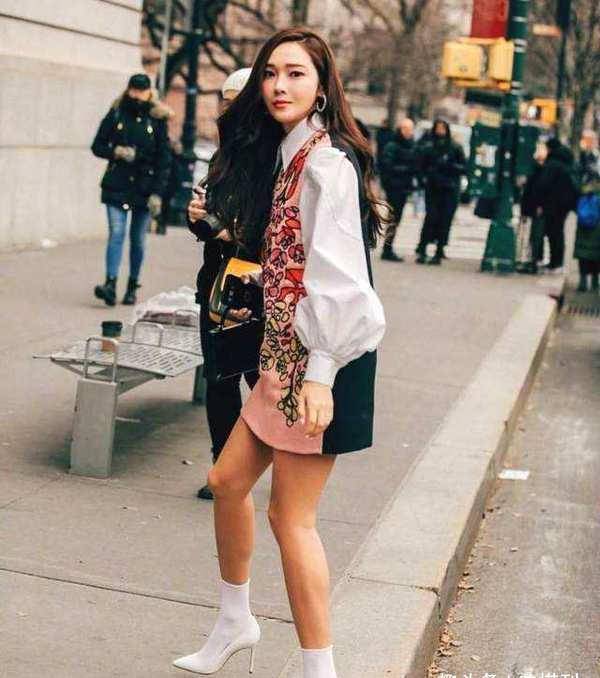 尖头 看不懂的时尚？林允儿穿高跟鞋配白袜子，时髦不怪异演绎另类时尚