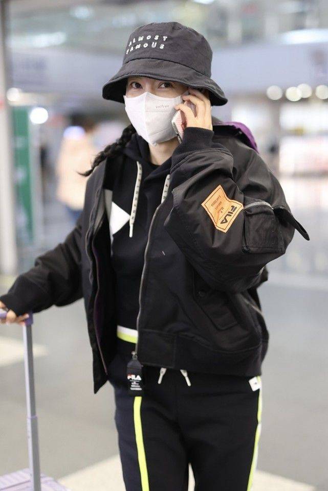 感觉李冰冰美颜后脸很不自然，脸颊绷紧但法令纹深，老得一点不真实！