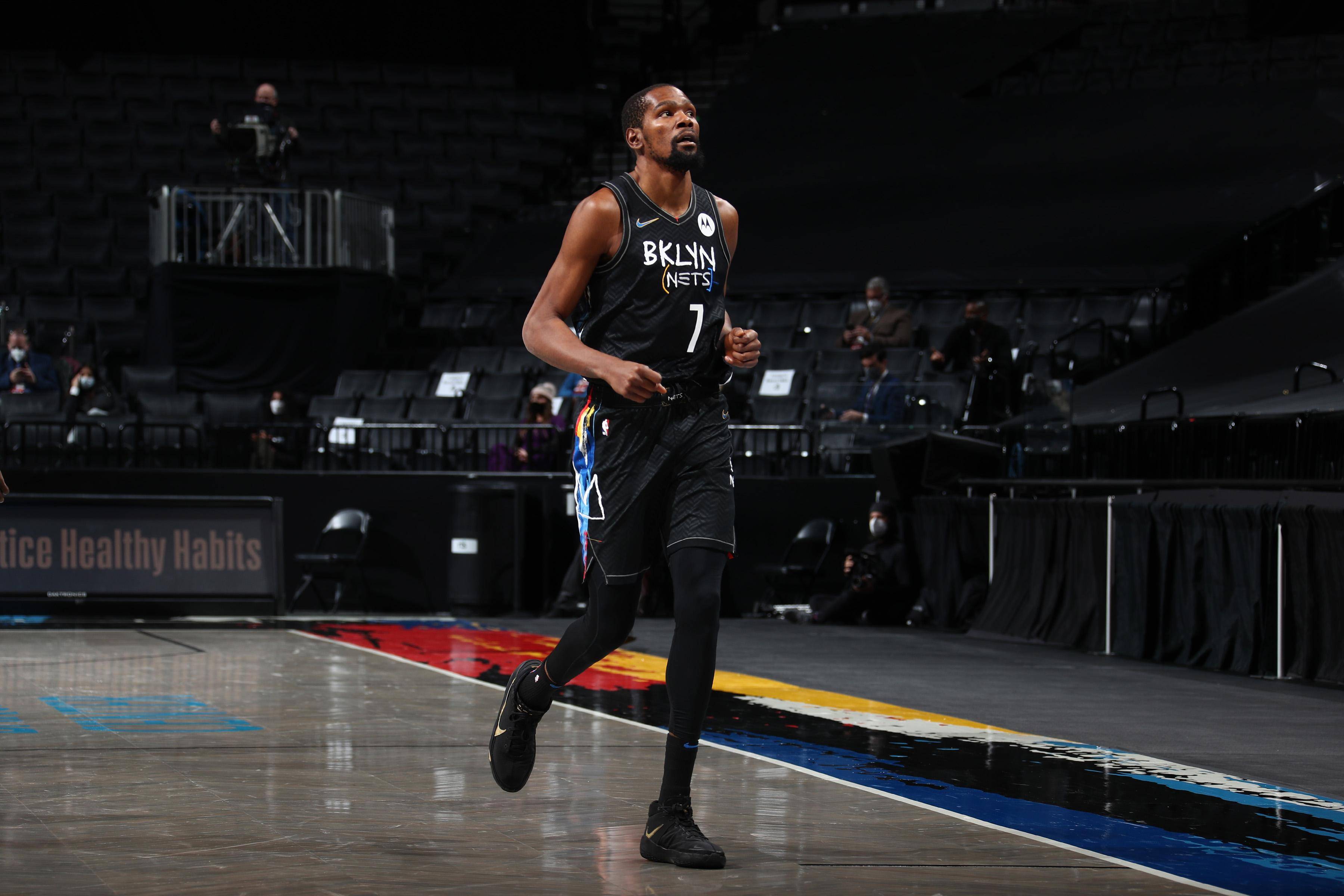 需要注意的是,欧文暂时还不能打主场的比赛,所以篮网队一下子就成了