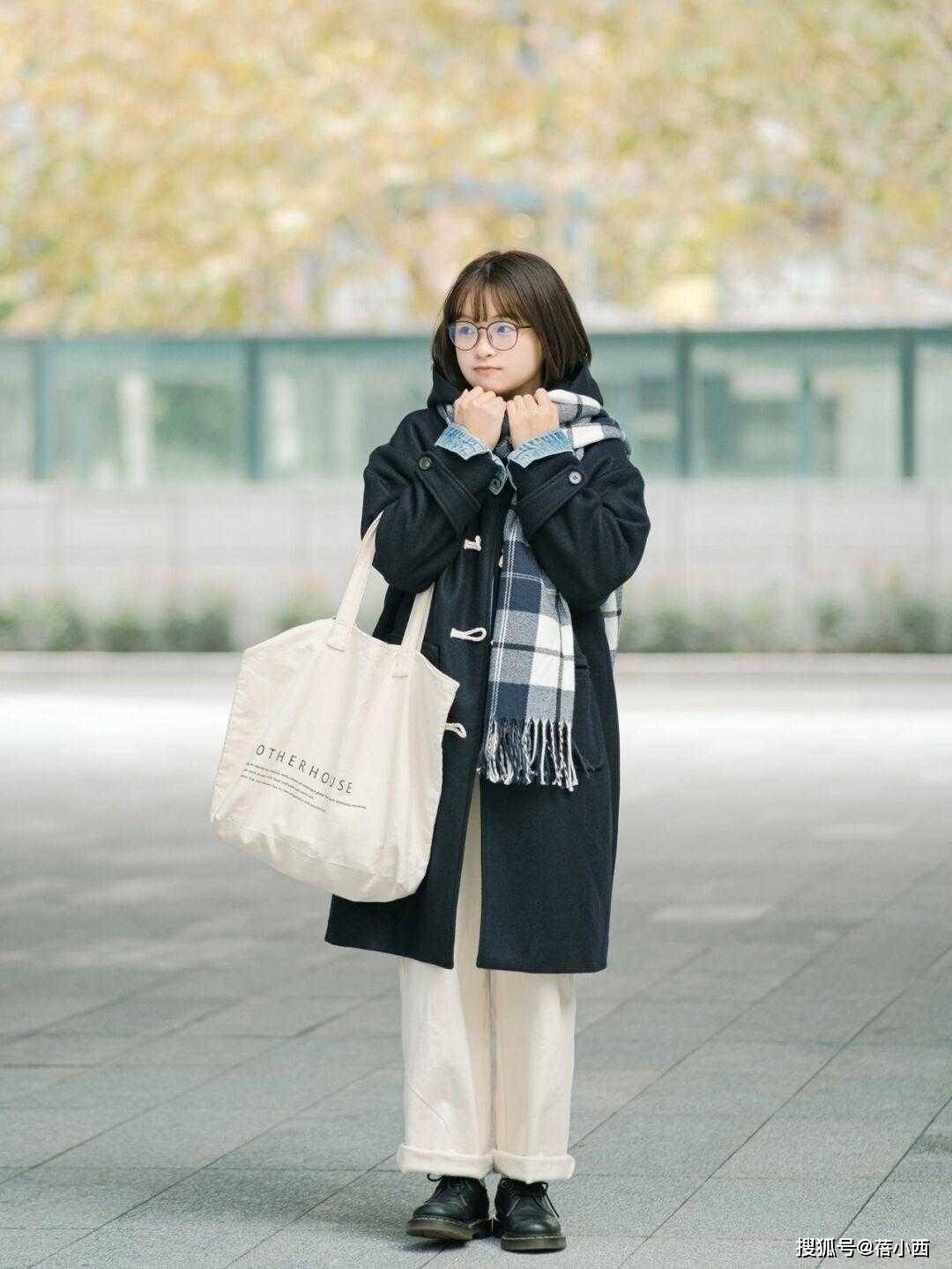 小个子 小个子入冬少穿“羽绒服”，建议多穿“大衣”，简约高级还耐看