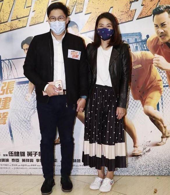 贤内助 郭晶晶真是贤内助,穿风衣为霍启刚街头拉票,低调朴素像邻家姐姐