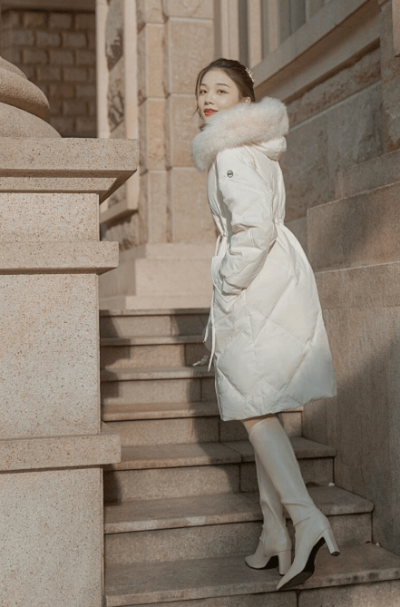 身材 冬天穿“小白靴”更惊艳，显瘦耐看还减龄，配大衣美极了！