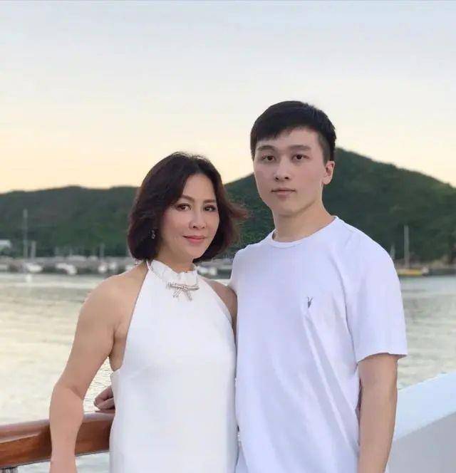 他是刘嘉玲弟弟，与姐姐同框像父女，儿子或继承姐姐的亿万家产！封面图