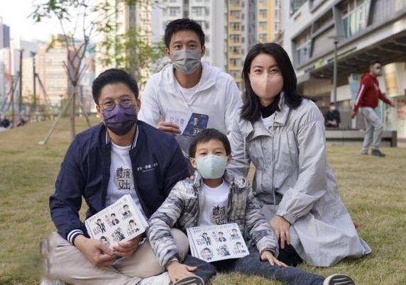 贤内助 郭晶晶真是贤内助,穿风衣为霍启刚街头拉票,低调朴素像邻家姐姐