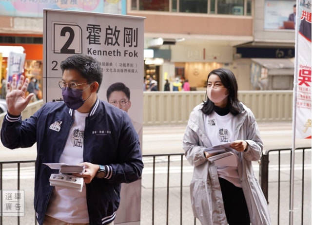 颜色郭晶晶素颜上街揽人气，穿着朴素看不出豪门身份，但气质高贵啊！