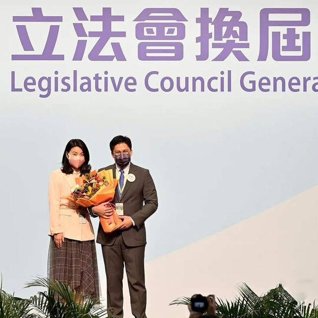 感觉郭晶晶上台助阵霍启刚，穿西装纱裙还烫卷发，立马有了高贵感！