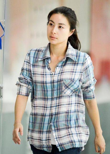 贤内助 郭晶晶真是贤内助，穿风衣为霍启刚街头拉票，低调朴素像邻家姐姐