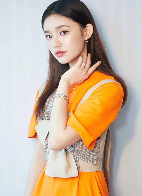 黄更淡 黄色怎么穿才显白？明星们亲自为你示范，争做2020春天最靓的仔