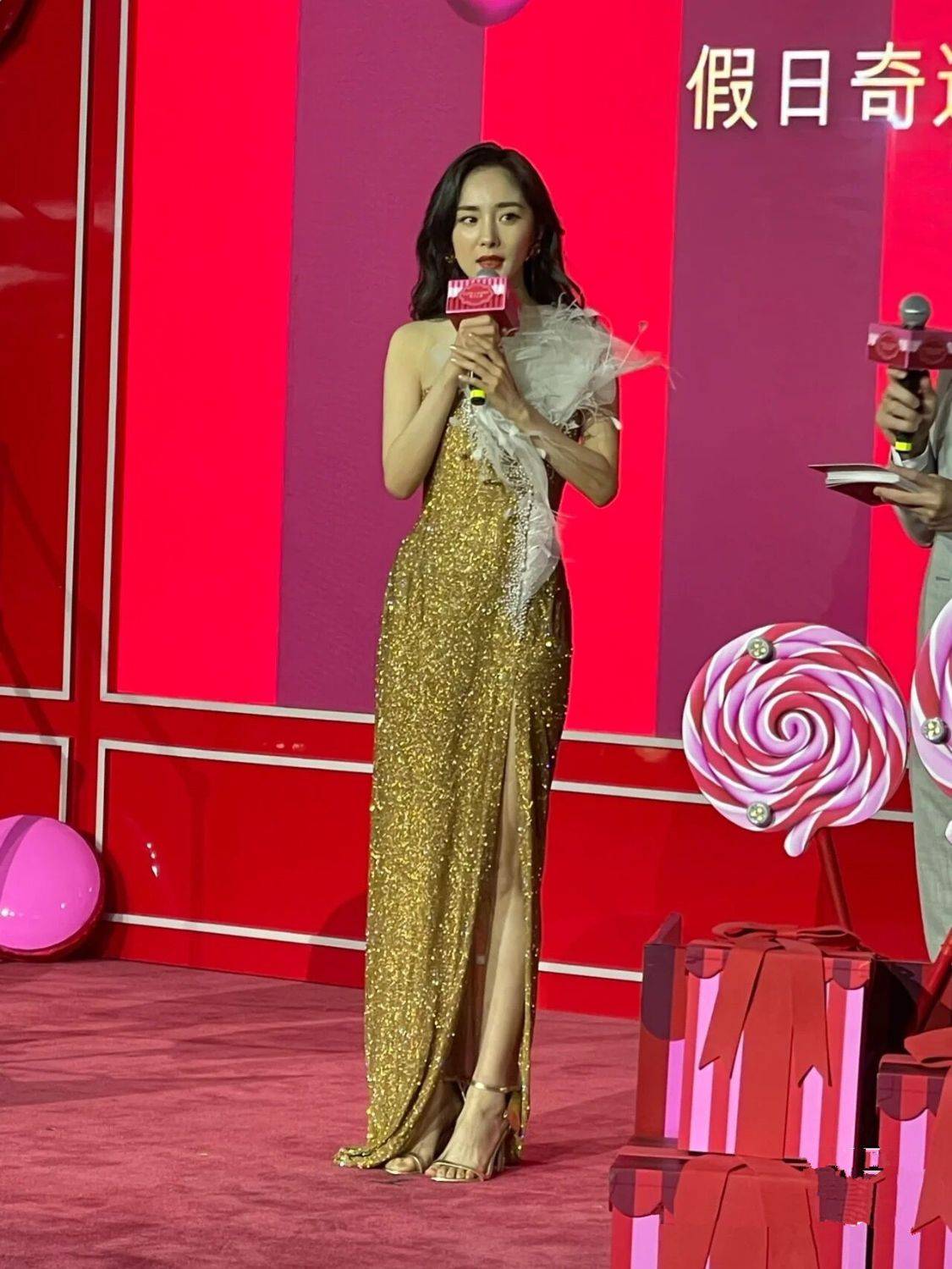 显得 这打光太可怕了,杨幂脸出油很不自然,但穿紧身裙大卷发有韵味!