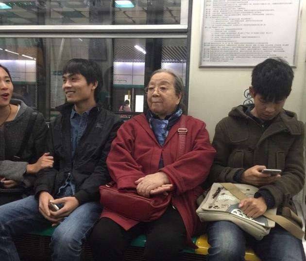 在公交车上拍到李明启，83岁白发苍苍但精神好，是慈祥的老奶奶！