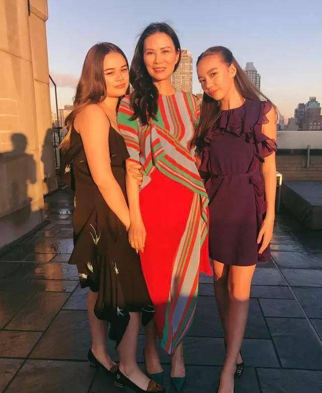 生活 50岁邓文迪晒近照,睫毛浓密皮肤没皱纹,女儿打扮随意略显土气