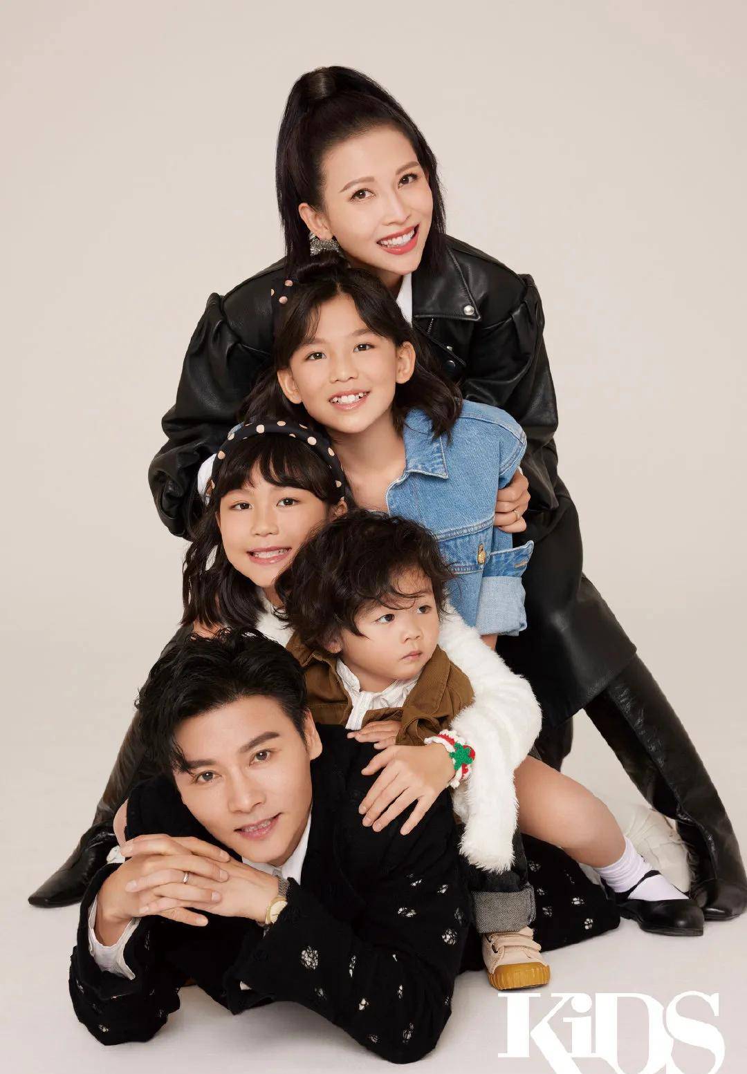 蔡少芬一家五口出游张晋把儿子扛肩上展爸爸力鱼蛋似好奇宝宝