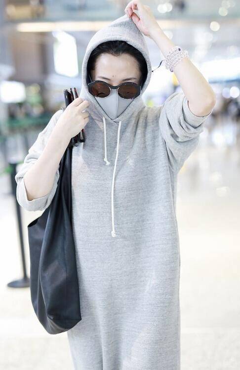 身材 许晴活成了60后骄傲,穿卫衣裙身姿仍曼妙,没生过娃就是苗条