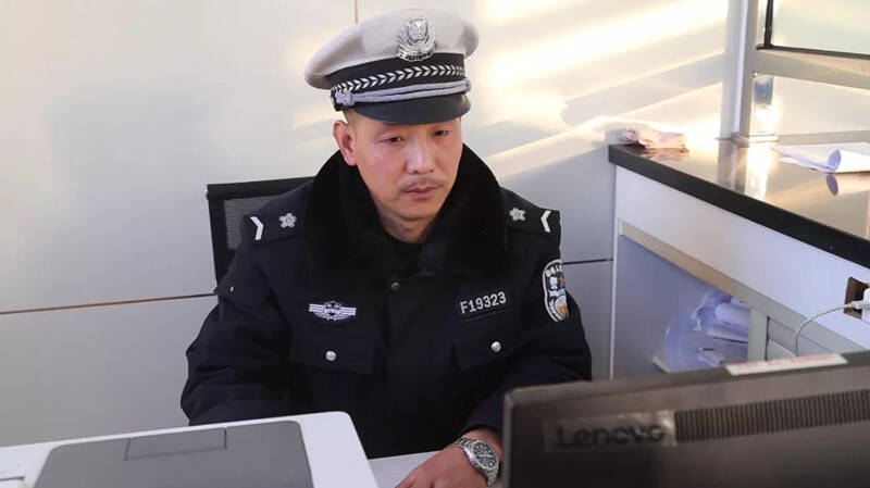 切实提高道路管控能力,创建文明交通环境,近日,莱西市公安局交通警察