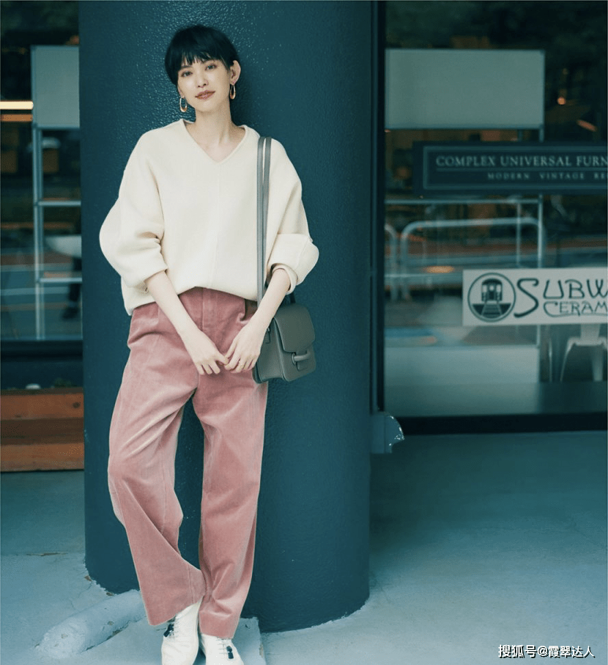 被今年的粉白穿搭圈粉萧瑟冬季这样穿美得温柔又气质