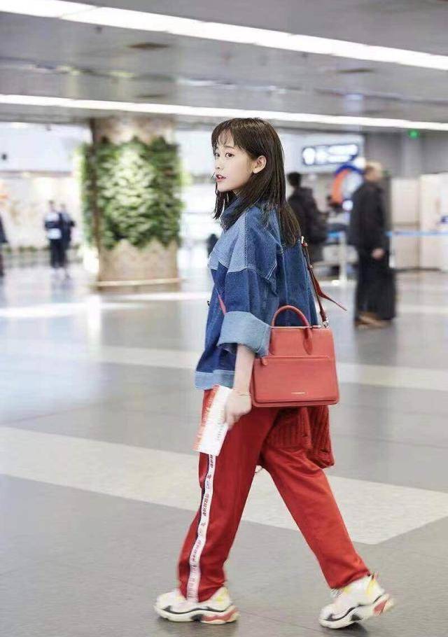 原创29岁郑湫泓少女感十足拼接牛仔外套配运动裤减龄时髦温柔甜美