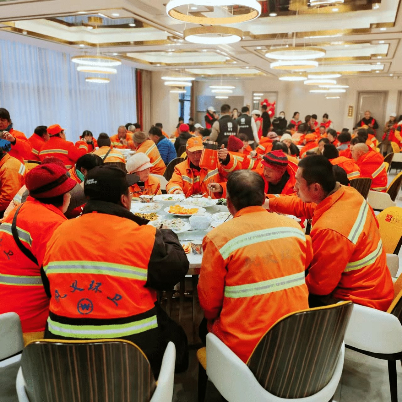 中午11点多,苏豫坊餐厅内欢声笑语不断,130多位巩义环卫工人齐聚一堂.