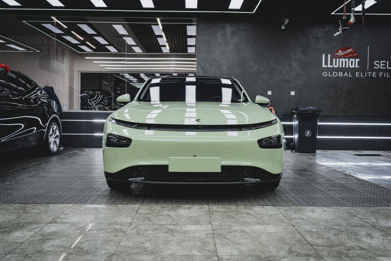 天津小鹏p7水晶卡其灰改色案例分享