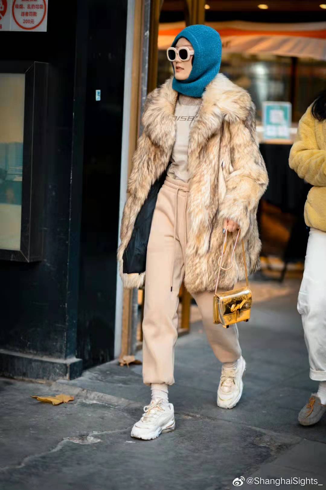 比如貂皮大衣这种带有毛绒绒感的外套很符合冬天,但是这类外套在搭配