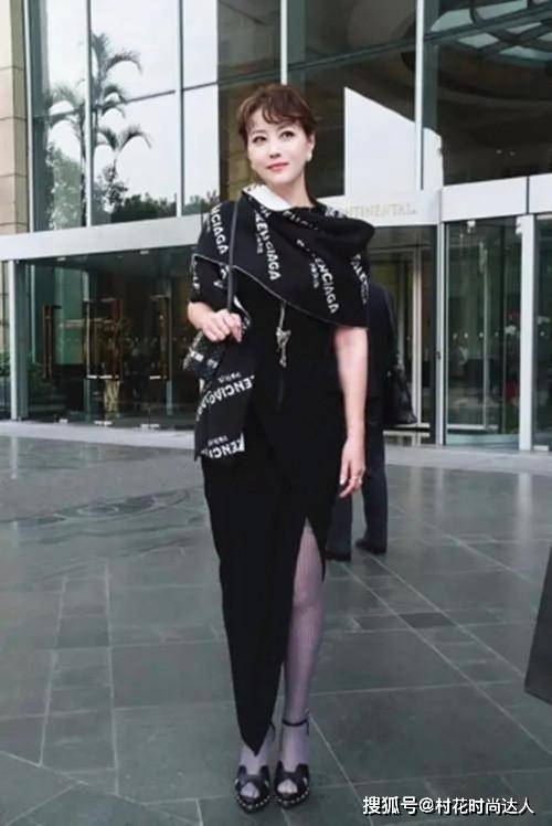 是一种 54岁周海媚不显老 穿深V吊带裙秀身材 “巨形”锁骨轻松抢镜