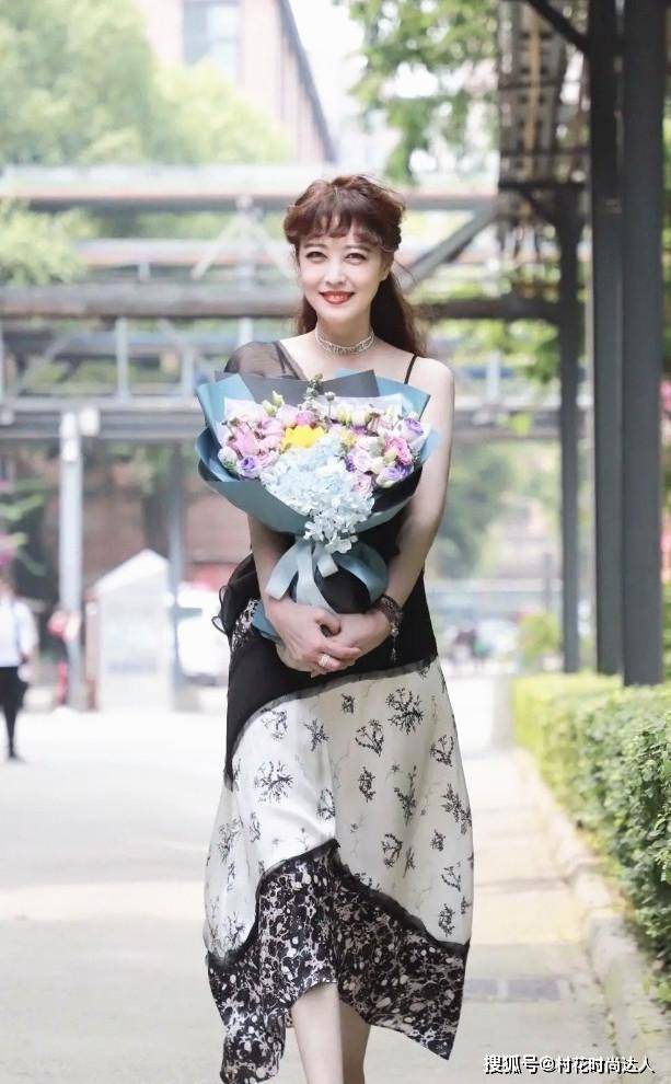 是一种 54岁周海媚不显老 穿深V吊带裙秀身材 “巨形”锁骨轻松抢镜