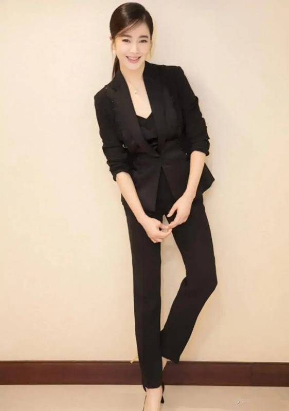 短裙 左小青和女儿一同游玩 穿白色西装配短裙 “冠军”腿又细又直