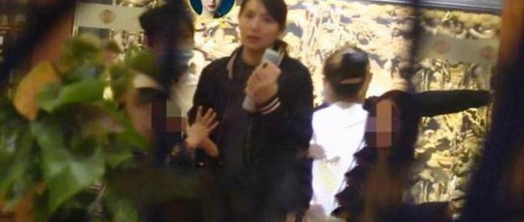 少才行 万人迷陈好外出聚餐，近照模糊穿着普通，一样挡不住她的美！