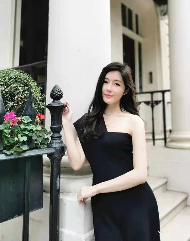 仙女 “人间芭比”汤晶媚 穿白色礼服裙如仙女 开“缝”设计显别致