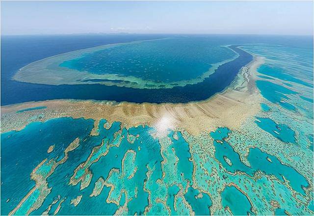 澳大利亚的大堡礁：世界上最大最长的珊瑚礁群