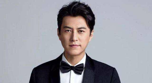 汪曼春|“老干部”靳东，起点够高却大器晚成，40岁终于爆红却被全网黑