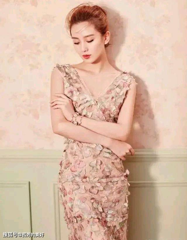 美人 “冰雪美人”刘诗诗亮相 身穿“水晶裙”秀香肩 自带优雅气质