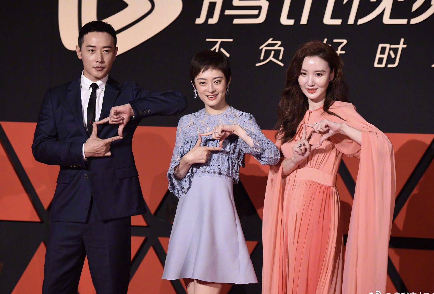 计划 37岁孙俪同框31岁张萌,张萌一袭斗篷红裙不敌孙俪蓝裙清新甜美