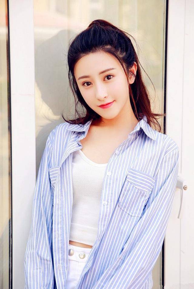 原创中俄混血美人朱圣祎真会穿蓝色短bra秀腹肌肤色是一绝