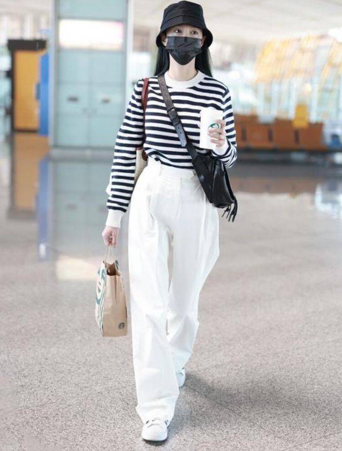 小白 怪不得中年女人不穿小黑裤了,今年流行“小白裤”,高级更显气质