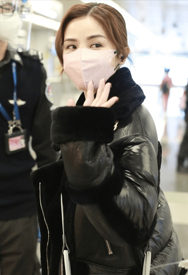 毛衣 阿娇阿Sa穿同款，搭配决定胜负，一个穿成棉袄，一个穿成潮装