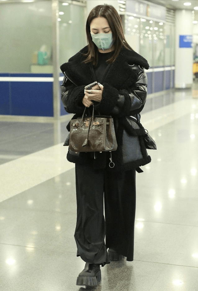 毛衣 阿娇阿Sa穿同款，搭配决定胜负，一个穿成棉袄，一个穿成潮装