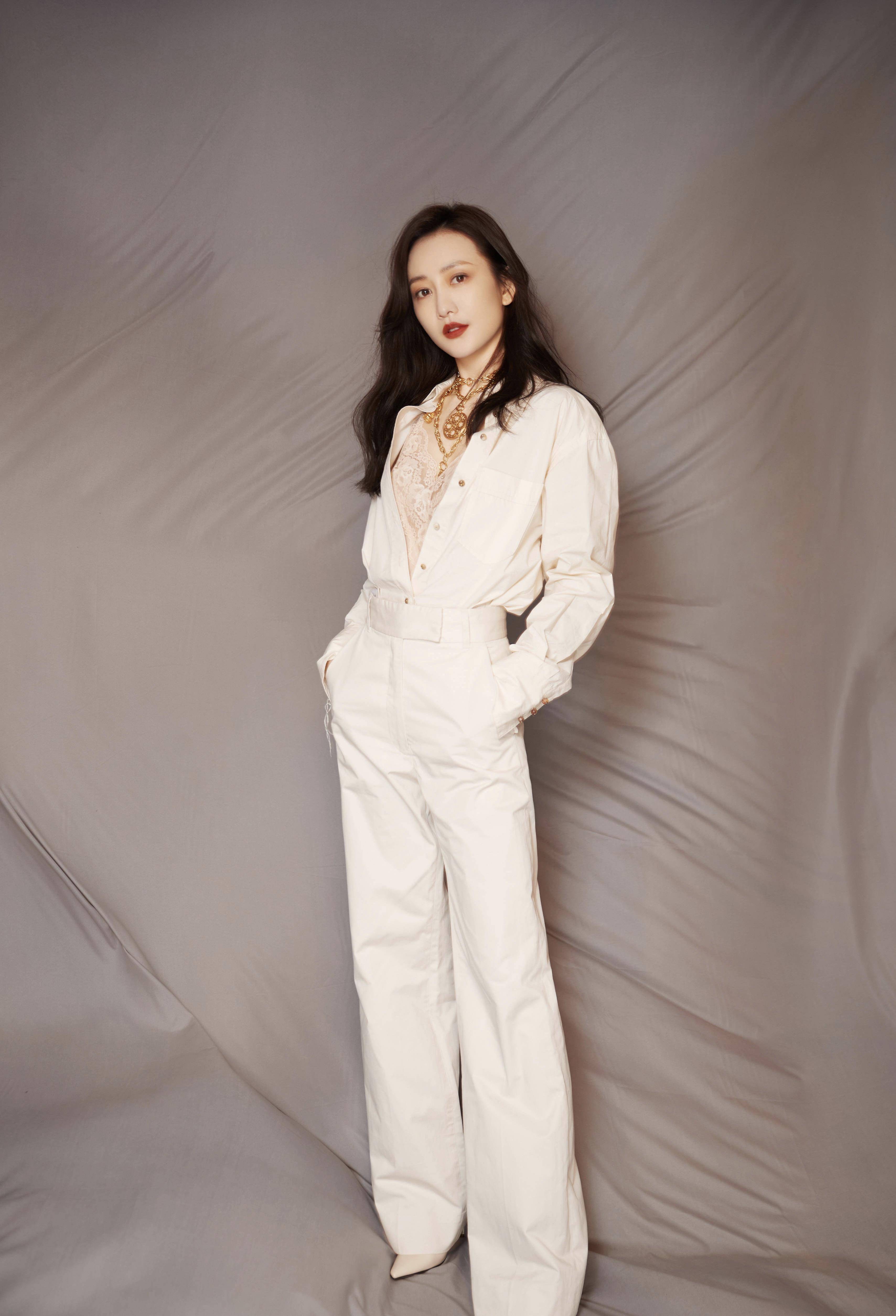 王鸥拍摄路透生图状态超好蓝色衬衫套装身材完美元气满满