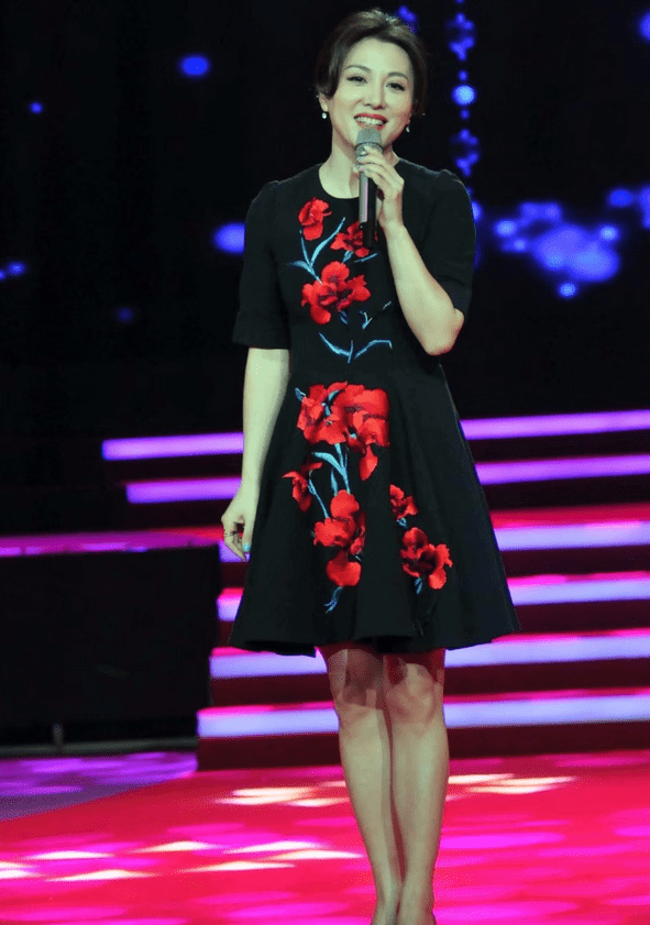 央视主播梦桐曾没钱买出镜衣服现逆袭为央视三大花旦之一