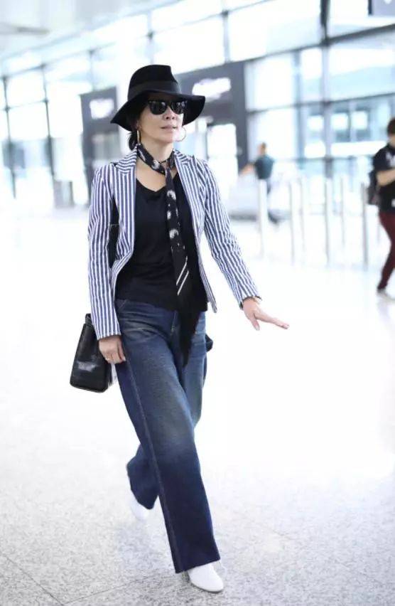 感觉 刘嘉玲素颜现身机场，再加上这大妈短发，就是个普通老人！