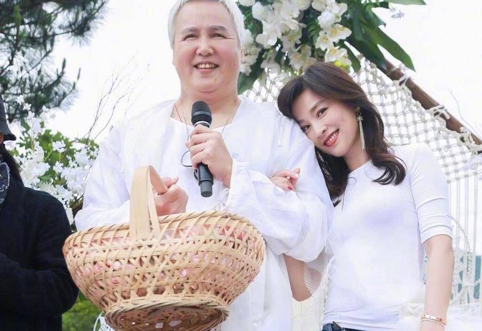 大10岁林瑞阳厨房跳舞,手拎炒锅表情浮夸_林家菱_锅盖_酒窝