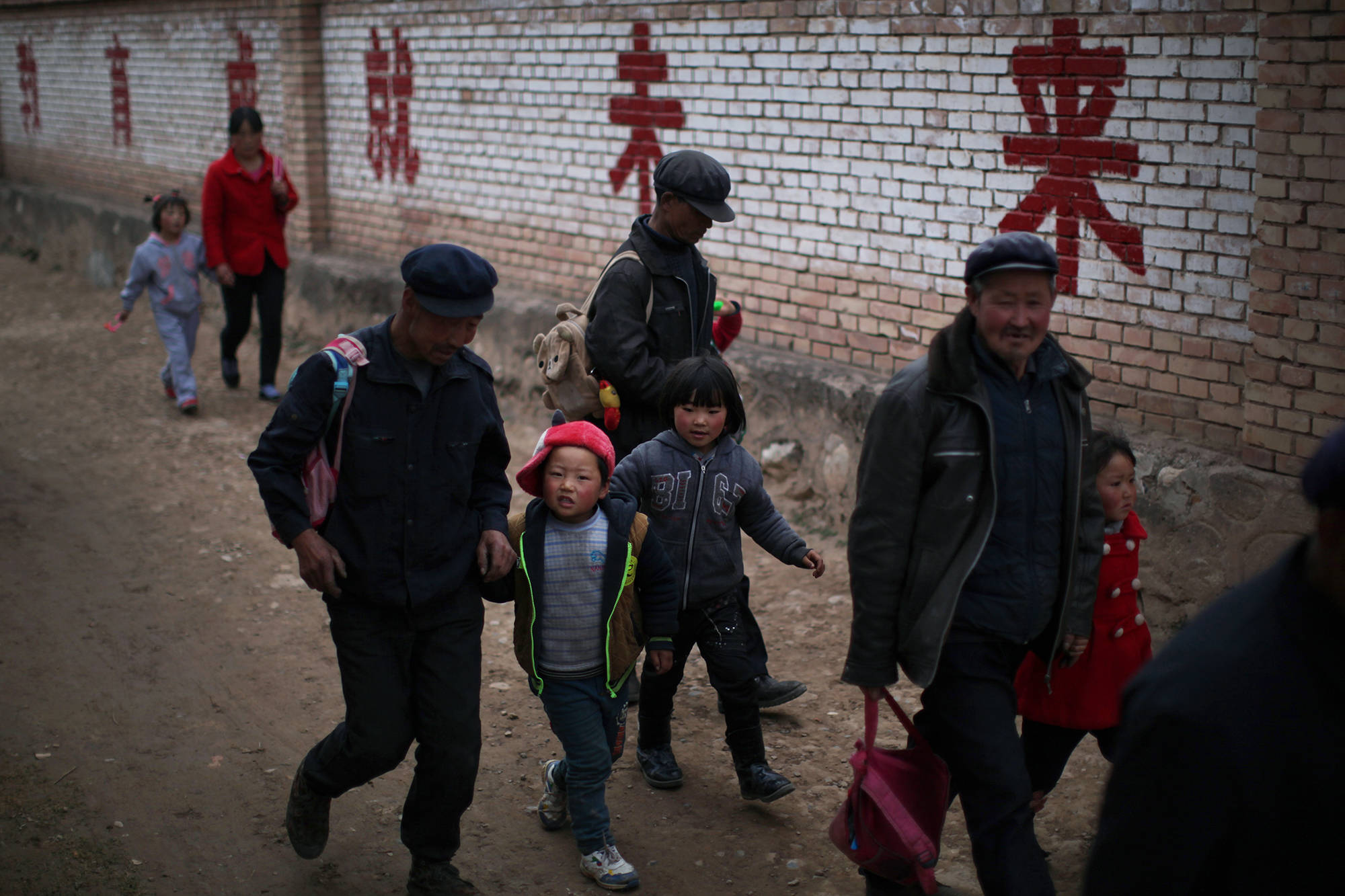 9岁开始帮爷爷干活,16岁前没喝过饮料,24岁大学毕业带奶奶进城