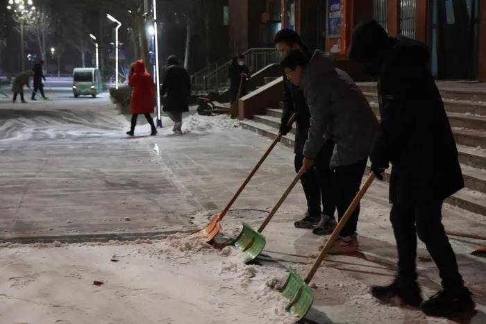 衡水滨湖志臻中学最美不止下雪天，更有暖心“扫雪人”