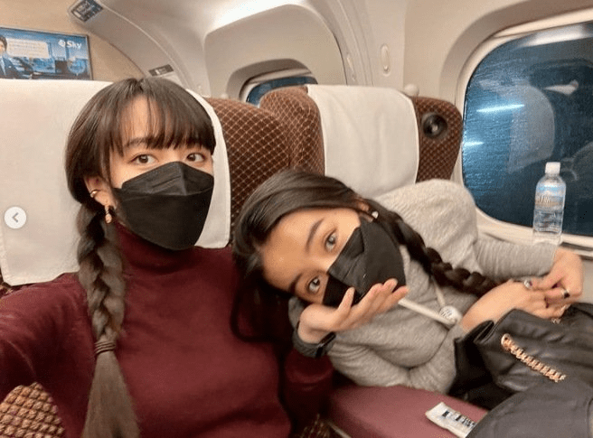 ▼木村姐妹私下喜欢在车子或大众交通工具上自拍.