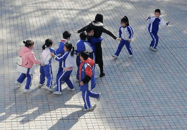 活动|又一童年回忆消失了,中小学不再提供这项服务,家长直言早该如此