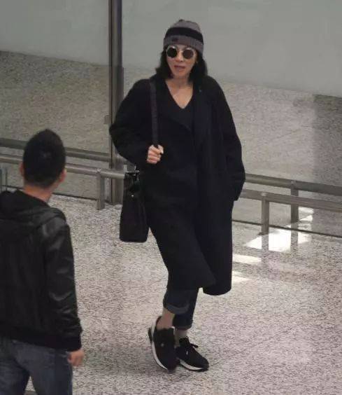 感觉 刘嘉玲素颜现身机场，再加上这大妈短发，就是个普通老人！