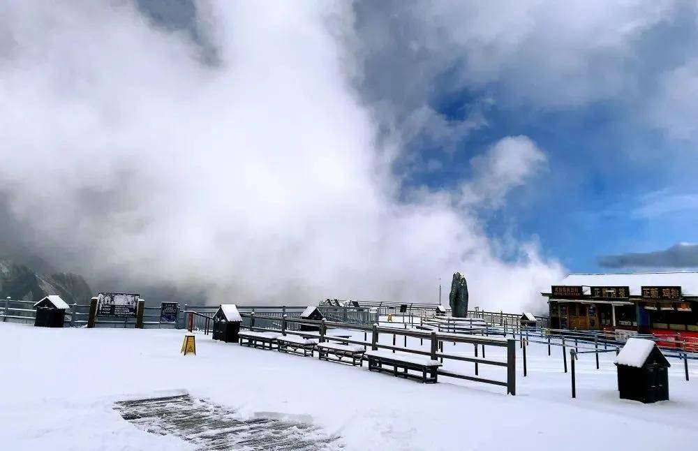 “晨起开门雪满山” 今天的玉龙雪山由雪景来“装点”