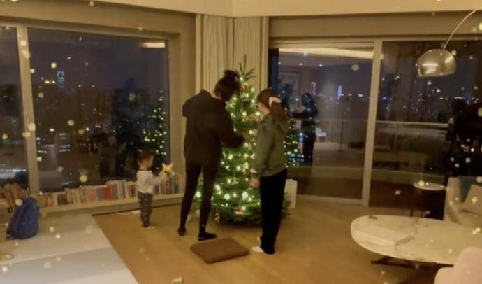 动态|奚梦瑶产后陪儿子装饰圣诞树，两个保姆一起帮忙，超大客厅好敞亮