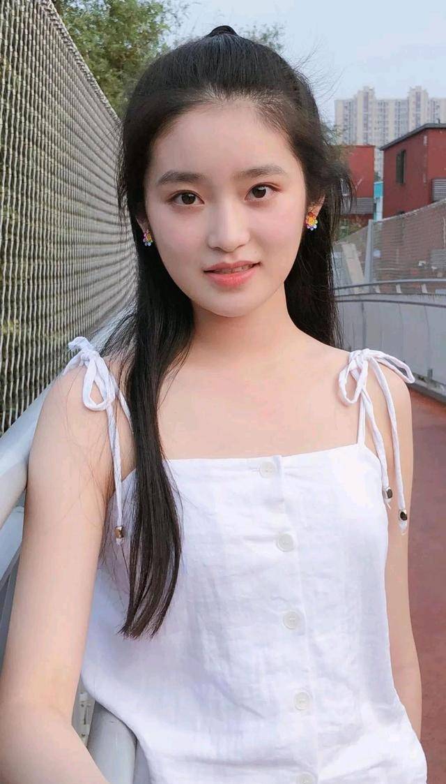 原创柴蔚19岁仙气喷发长相酷似林青霞与母亲同框似姐妹